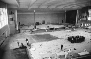Freiburg: Stadthalle; Innenhalle vor der Vollendung; Blick von der Galerie