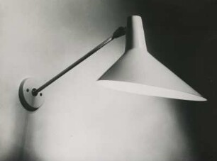 "British Design", Frankfurt a.M. 1958. Wandleuchte der Troughton and Young (Lighting) Ltd.