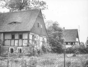 Deutsch Ossig, Zittauer Straße 54. Wohnhaus. Gartenansicht mit Wohnhaus, Nr. 52