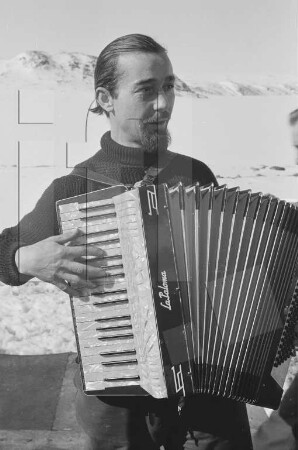 Wordie-Bucht : Gustav Scheidweiler mit dem Schifferklavier