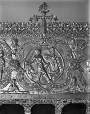 Schrein des heiligen Maurinus — Märtyrerdarstellungen, Kardinaltugenden und Heiligen mit Spruchbändern — Märtyrerdarstellungen — Das Martyrium des heiligen Maurinus