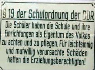 Informationsschild "§19 der Schulordnung der DDR"
