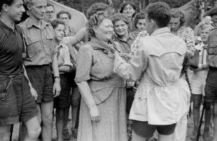 Pionierrepublik "Ernst Thälmann" in Wuhlheide : Rosa Thälmann mit Pionieren im Zeltlager