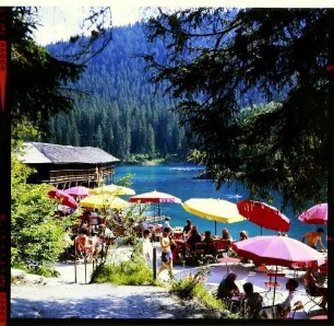 Flims: Strandrestaurant mit bunten Schirmen am See