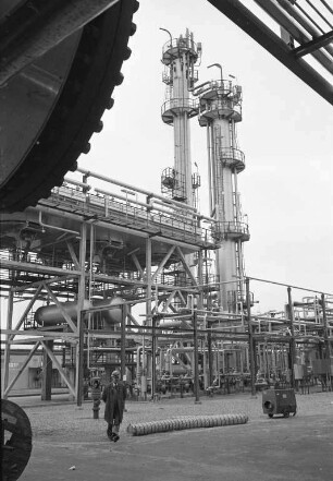 Bau eines Katalysators zur Herstellung bleiarmen Treibstoffs durch die Esso-Raffinerie Karlsruhe