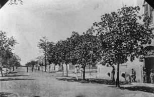 Straßenszene in Praia : Ansichtskarte von Praia mit Blick auf eine Straße und einer Kaserne rechts.