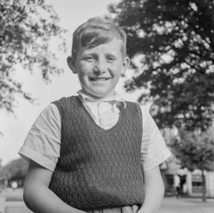 Portrait eines Jungen im Pullunder