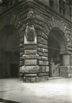 Leipzig, Neues Rathaus : Leipzig. Neues Rathaus. H. Licht. Ecke am Ratskeller mit Pokulantenköpfen (G. Wrba)