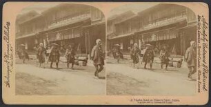 Nikko. Straßenbild mit Pilgern (Vorderseite englisch beschriftet, auf der Rückseite Titel in 6 Spachen)
