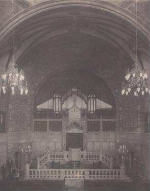 Blick auf den Toraschrein der Synagoge. Aron und Birma zu einer Einheit zusammengefasst. Über der Birma ist das Predigtpult zu sehen. Dortmund, Am Hiltropwall