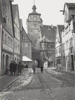 Rothenburg ob der Tauber, Georgengasse mit Weißem Turm und ehemaligem Judentanzhaus. Blick nach Nordosten