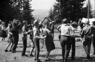Thurner: ungarisches Pfadfinderlager im Schwarzwald, Spielwiese, Jungen und Mädel beim Volkstanz