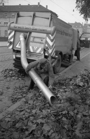 Einsatz von Kehr- und Laubsaugmaschinen bei der Straßenreinigung durch das Städtische Tiefbauamt.
