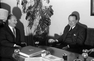 Freiburg: Rathaus, Amerikanischer Botschafter George C. Mc Ghee, Generalkonsul Paul Sweet, Dr. Clark beim Oberbürgermeister