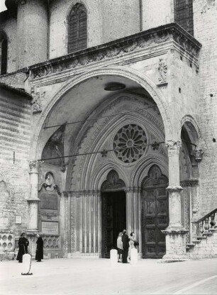 Eingangsportal der Doppelkirche in Assisi