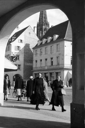 Freiburg i. Br.: Ecke Bertoldsbrunnen durch Bogen mit Münsterturm