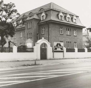 Rechtes Seitengebäude