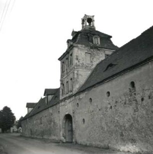 Bad Lausick-Steinbach. Schloss Steinbach mit Wirtschaftshof. 1691 (Schloss), 1715 und 1809 (Wirtschaftshof). Straßenansicht des Wirtschaftshofes mit Torturm