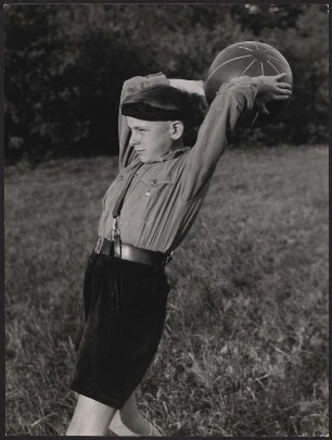 Hitlerjunge spielt mit einem Ball