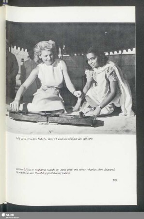 Sita, Ghandis Enkelin, und Margaret Bourke-White am Spinnrad