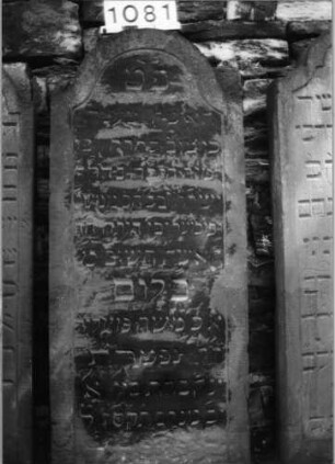 Grabstein 1081 (Index: 99630584) Material: Sandstein Zustand: verwittert Maße HxBxT: 140x57x10 cm Beschreibung: Stele mit eingezogenem Rundbogenabschluß, Schriftfeld eingetieft: Grabstein 1081 (1)
