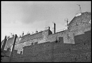 Brandmauer mit Schatten