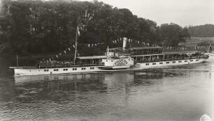 Personen-Seitenraddampfer "Pillnitz" (1886, Werft Blasewitz). Schrägansicht auf Fahrt vor der Elbinsel bei Dresden-Pillnitz