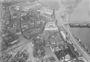 Dresden-Altstadt. Nordwestlicher Teil zwischen Zwinger und Neumarkt. Luftbild-Schrägaufnahme von Osten