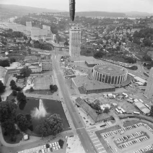 Ernst-Thälmann-Platz und "Stadthalle der Freundschaft" in der Innenstadt von Suhl : Blickrichtung Westen