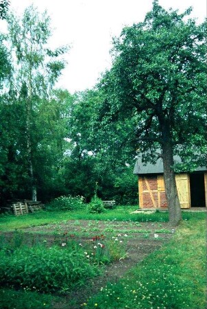 Nutzgarten mit Wirtschaftsgebäude