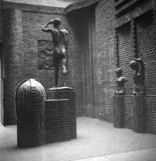 Bremen. Hoetgerhof zwischen Roselius-Haus und Haus Atlantis. Ansicht mit Skulpturen von B. Hoetger