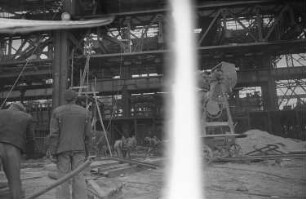 Reportage: VEB Stahl- und Walzwerk Brandenburg : Blick auf einen Teil des Stahlwerks
