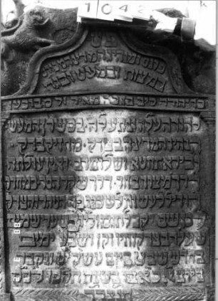 Grabstein 1042 (Index: 99902747) Material: Sandstein Maße HxBxT: 171x111x13 cm Symbolik: Krone und Löwen Besonderheit: kulturhistorisch wertvoll / hist.-wiss. und künstl.-formale Gründe (Gemeindestellung): Grabstein 1042 (Detailaufnahme)