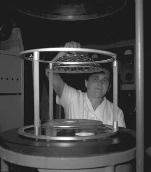 Arbeiterin des VEB Carl Zeiss Jena bei der Beschichtung