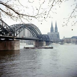 Köln, Hohenzollernbrücke : Köln. Hohenzollernbrücke und Dom vom Kennedy-Ufer in Deutz
