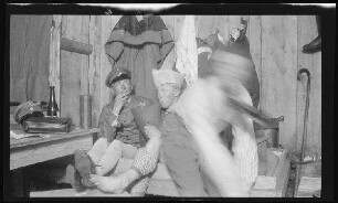 "Romagne-Lager" bei Verdun (=Romagne-sous-les-Côtes, Dep. Meuse, Frankreich): 2 Offiziere in einem Holzverschlag auf einer Bettpritsche