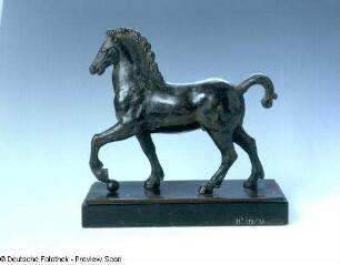 Schreitendes Pferd (Statuette nach Reiterdenkmal des Gattamelata) : Schreitendes Pferd (Statuette nach Reiterdenkmal des Gattamelata). Bronze; Höhe 23,1 cm (um 1500). Dresden: Skulpturensammlung H4 155/35 (ZV 3580)