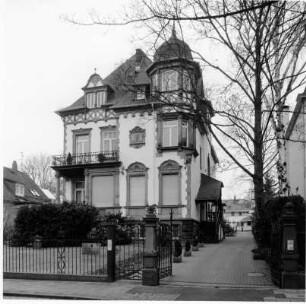 Villa mit Einfriedung; Bad Homburg, Kaiser-Friedrich-Promenade 127
