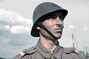 Porträt eines Rumänischen Soldaten, mit Stahlhelm
