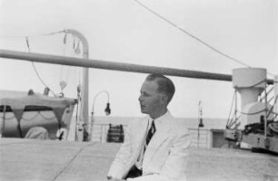 Reisefotos Mittelmeer. Der Bordfotograf Franz Grasser an Deck des Passagierschiffes "Milwaukee"