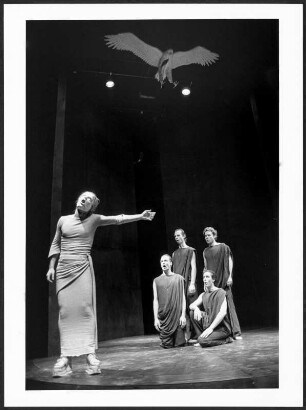 Bild einer Szene aus "Antigone", einer Studio-Inszenierung an der Hochschule für Schauspielkunst