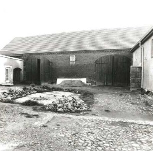 Markranstädt-Meyhen, Dorfplatz 14. Dreiseithof (1900). Scheune. Hofansicht