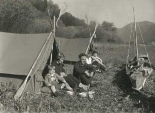 Wasserwanderung Regensburg-Wien der sächsischen Teilnehmer des Arbeiterjugendtreffens am 15. Juli 1929 in Wien. Familie vor den Zelten