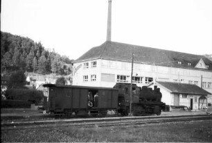Stationskohlezug Lok 141, Gauselfingen, im Hintergrund Betonbau der "JERCOMA", Textilienfabrik bis 1985