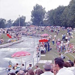 Hansjakob, Gottfried; Augsburg - Spickel, Am Eiskanal 30A; Kanuslalom Olympiastrecke, Freiflächengestaltung - Kanustrecke, Tribünen mit Zuschauern