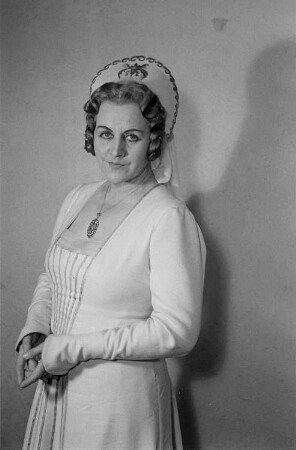 Szenenbilder aus der Oper "Die Meistersinger von Nürnberg" von Richard Wagner an der Deutschen Staatsoper Berlin. Dezember 1948 : Soloaufnahme von Tiana Lemnitz als Eva