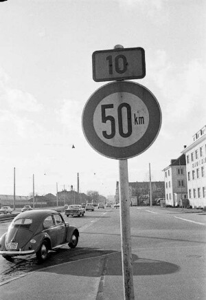 Geschwindigkeitsbegrenzung auf 50 km in der Durlacher Allee.