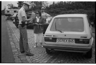 A 1: Raststätte "Buddikate" bei Todendorf: Verkehrskontrolle: zwei Polizeibeamte der Verkehrsüberwachungsbereitschaft