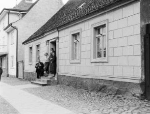 Schönlanke : Schönlanke (Trzcianka/Polen). Gruppenaufnahme vor dem Eingang eines Wohnhauses (vermutlich Angehörige der Familie des Fotografen)