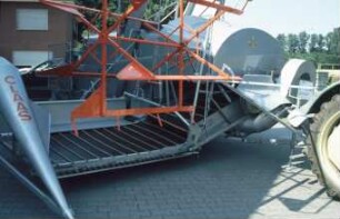 Fotografie: Erntetechnik, Mähdrescher gezogen